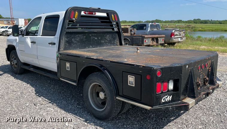 image for item NB9051 2009 Chevrolet Silverado 3500HD  Crew Cab flatbed pickup truck