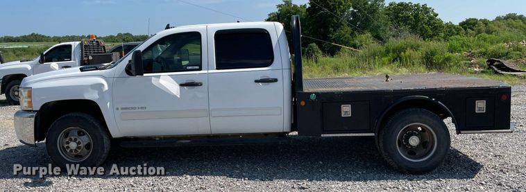 image for item NB9051 2009 Chevrolet Silverado 3500HD  Crew Cab flatbed pickup truck
