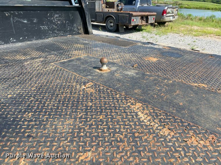 image for item NB9051 2009 Chevrolet Silverado 3500HD  Crew Cab flatbed pickup truck