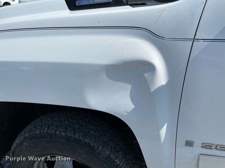 image for item NB9051 2009 Chevrolet Silverado 3500HD  Crew Cab flatbed pickup truck