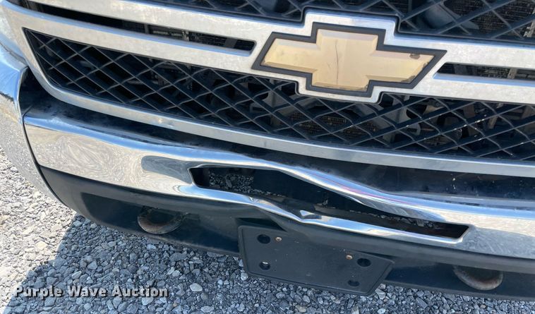 image for item NB9051 2009 Chevrolet Silverado 3500HD  Crew Cab flatbed pickup truck