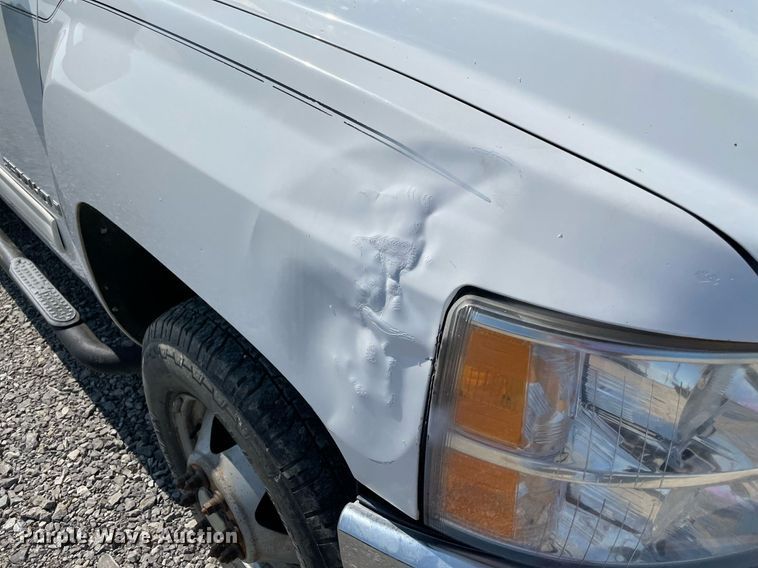 image for item NB9051 2009 Chevrolet Silverado 3500HD  Crew Cab flatbed pickup truck