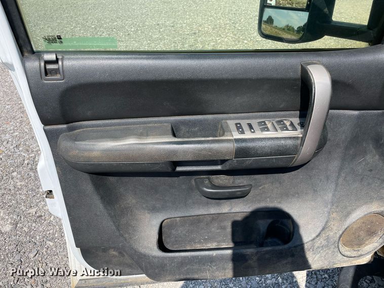 image for item NB9051 2009 Chevrolet Silverado 3500HD  Crew Cab flatbed pickup truck