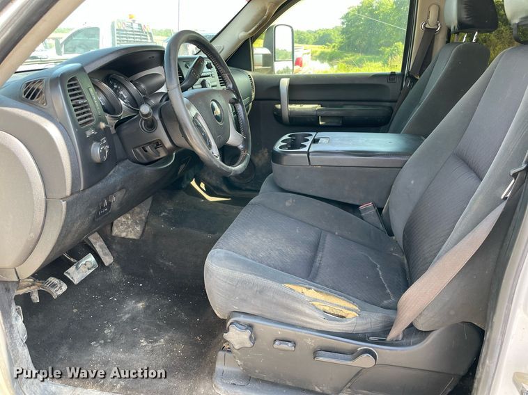 image for item NB9051 2009 Chevrolet Silverado 3500HD  Crew Cab flatbed pickup truck