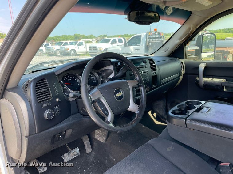 image for item NB9051 2009 Chevrolet Silverado 3500HD  Crew Cab flatbed pickup truck