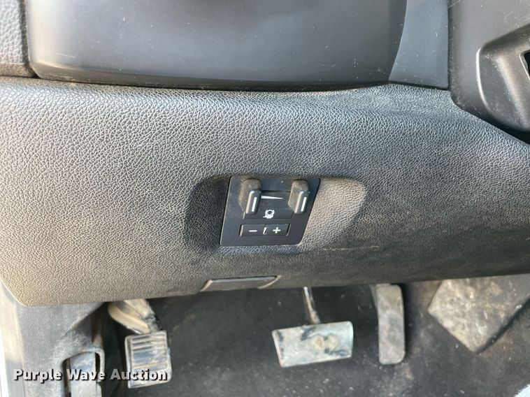 image for item NB9051 2009 Chevrolet Silverado 3500HD  Crew Cab flatbed pickup truck