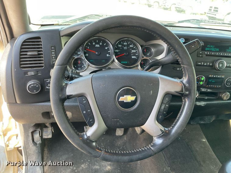 image for item NB9051 2009 Chevrolet Silverado 3500HD  Crew Cab flatbed pickup truck