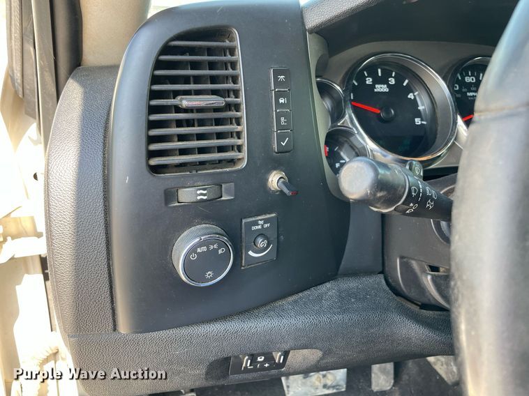 image for item NB9051 2009 Chevrolet Silverado 3500HD  Crew Cab flatbed pickup truck