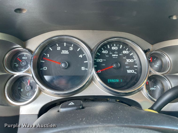 image for item NB9051 2009 Chevrolet Silverado 3500HD  Crew Cab flatbed pickup truck