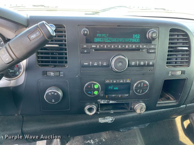 image for item NB9051 2009 Chevrolet Silverado 3500HD  Crew Cab flatbed pickup truck