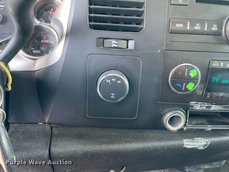 image for item NB9051 2009 Chevrolet Silverado 3500HD  Crew Cab flatbed pickup truck