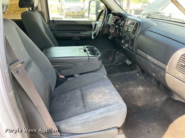 image for item NB9051 2009 Chevrolet Silverado 3500HD  Crew Cab flatbed pickup truck