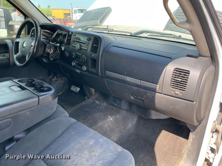 image for item NB9051 2009 Chevrolet Silverado 3500HD  Crew Cab flatbed pickup truck