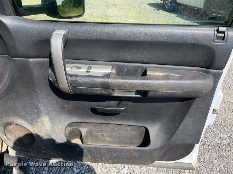 image for item NB9051 2009 Chevrolet Silverado 3500HD  Crew Cab flatbed pickup truck