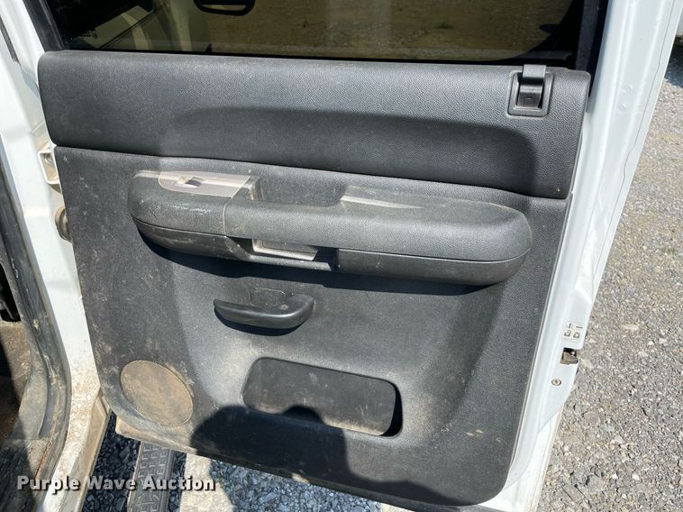 image for item NB9051 2009 Chevrolet Silverado 3500HD  Crew Cab flatbed pickup truck