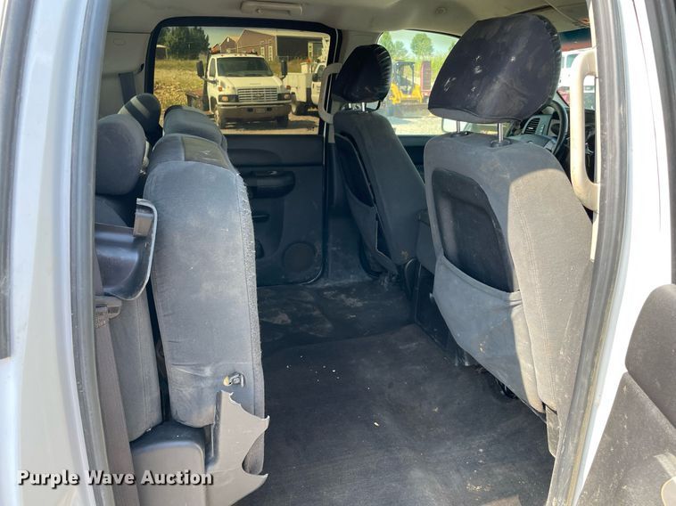 image for item NB9051 2009 Chevrolet Silverado 3500HD  Crew Cab flatbed pickup truck