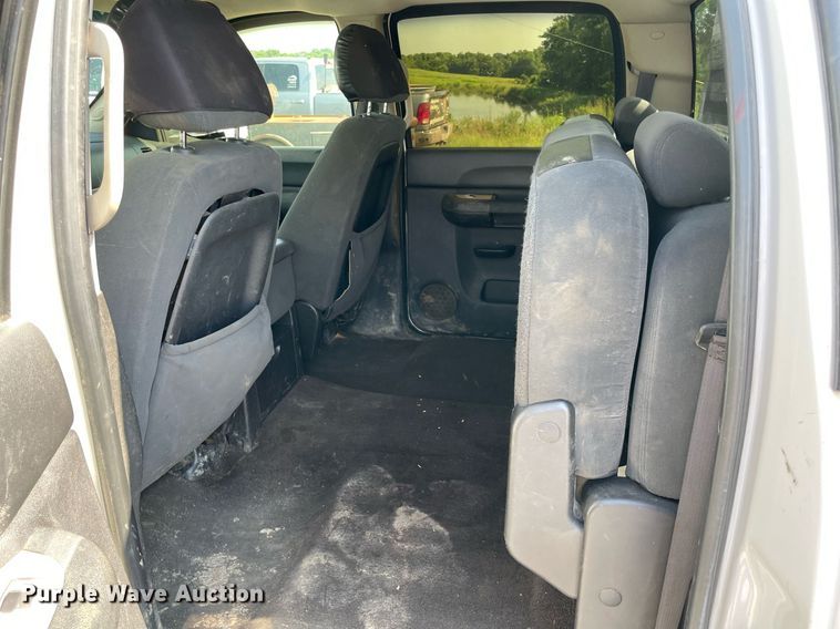 image for item NB9051 2009 Chevrolet Silverado 3500HD  Crew Cab flatbed pickup truck