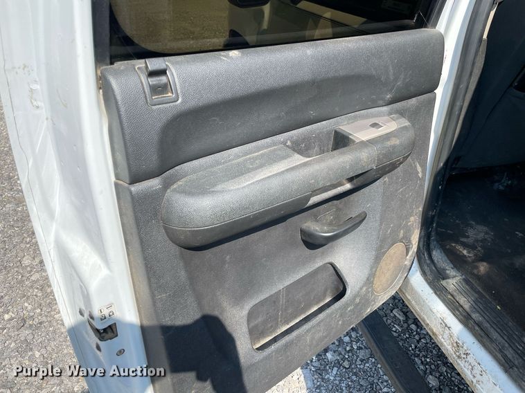 image for item NB9051 2009 Chevrolet Silverado 3500HD  Crew Cab flatbed pickup truck