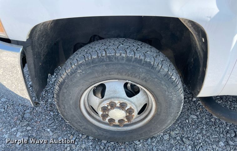 image for item NB9051 2009 Chevrolet Silverado 3500HD  Crew Cab flatbed pickup truck