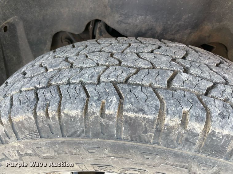 image for item NB9051 2009 Chevrolet Silverado 3500HD  Crew Cab flatbed pickup truck