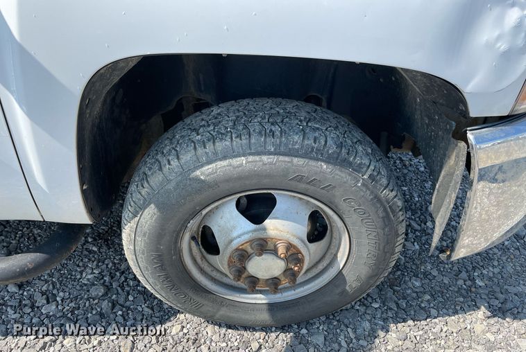 image for item NB9051 2009 Chevrolet Silverado 3500HD  Crew Cab flatbed pickup truck