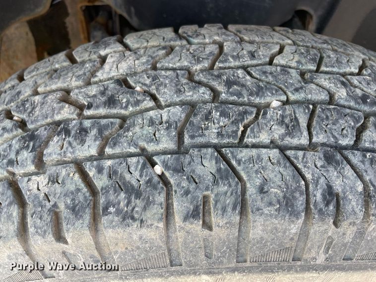 image for item NB9051 2009 Chevrolet Silverado 3500HD  Crew Cab flatbed pickup truck