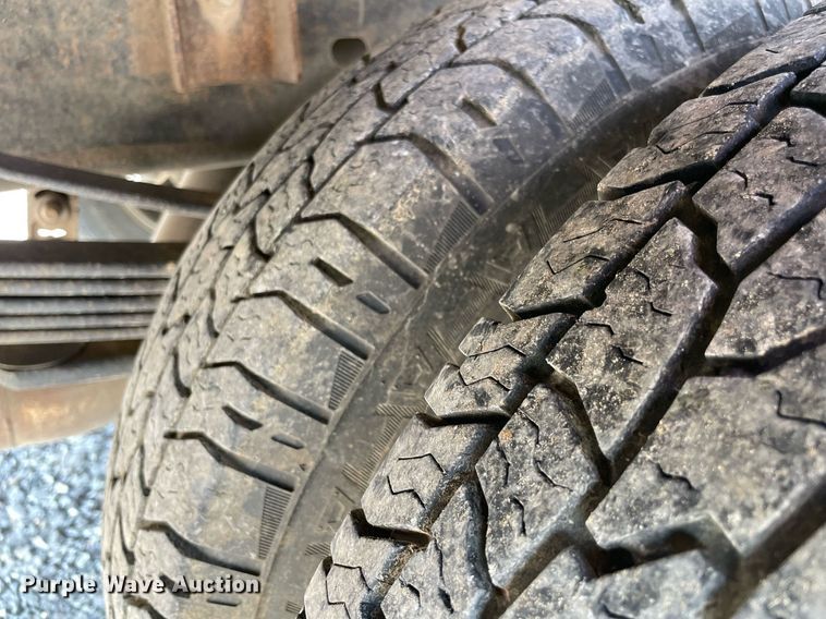 image for item NB9051 2009 Chevrolet Silverado 3500HD  Crew Cab flatbed pickup truck