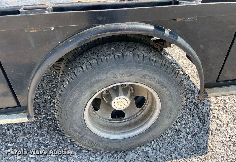 image for item NB9051 2009 Chevrolet Silverado 3500HD  Crew Cab flatbed pickup truck