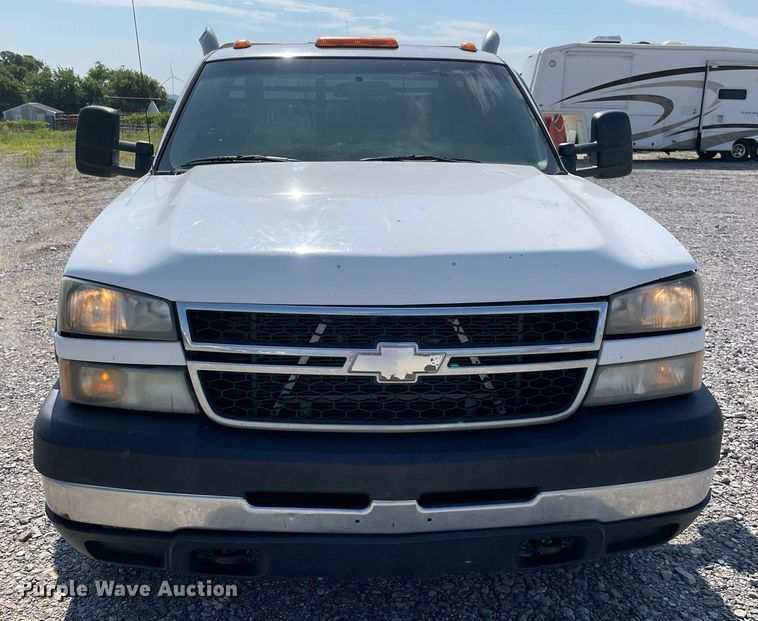 image for item NB9052 2007 Chevrolet Silverado 3500HD  flatbed pickup truck