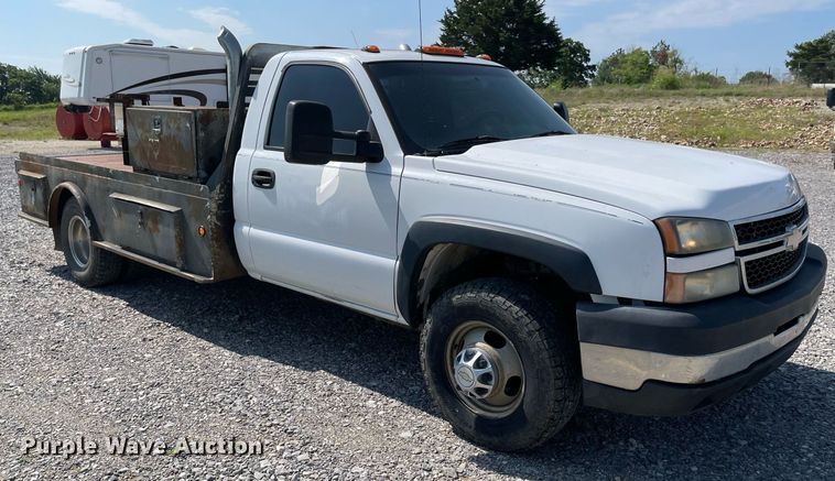 image for item NB9052 2007 Chevrolet Silverado 3500HD  flatbed pickup truck