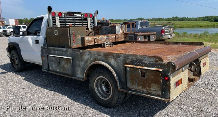 image for item NB9052 2007 Chevrolet Silverado 3500HD  flatbed pickup truck