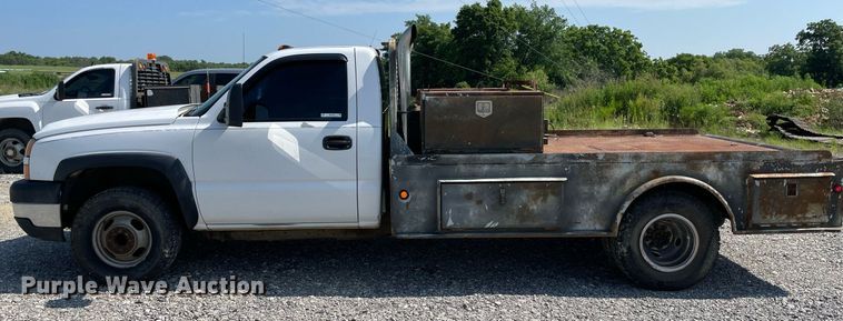 image for item NB9052 2007 Chevrolet Silverado 3500HD  flatbed pickup truck