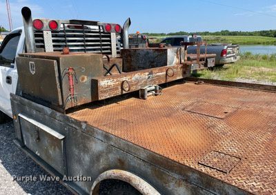 image for item NB9052 2007 Chevrolet Silverado 3500HD  flatbed pickup truck