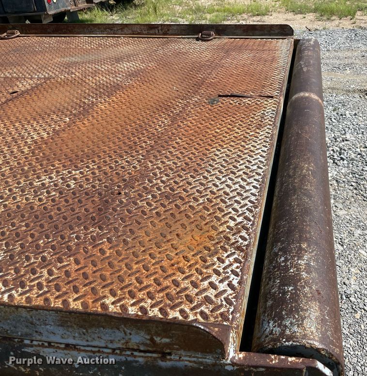 image for item NB9052 2007 Chevrolet Silverado 3500HD  flatbed pickup truck