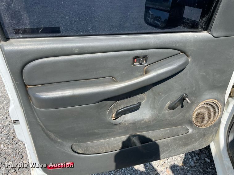 image for item NB9052 2007 Chevrolet Silverado 3500HD  flatbed pickup truck