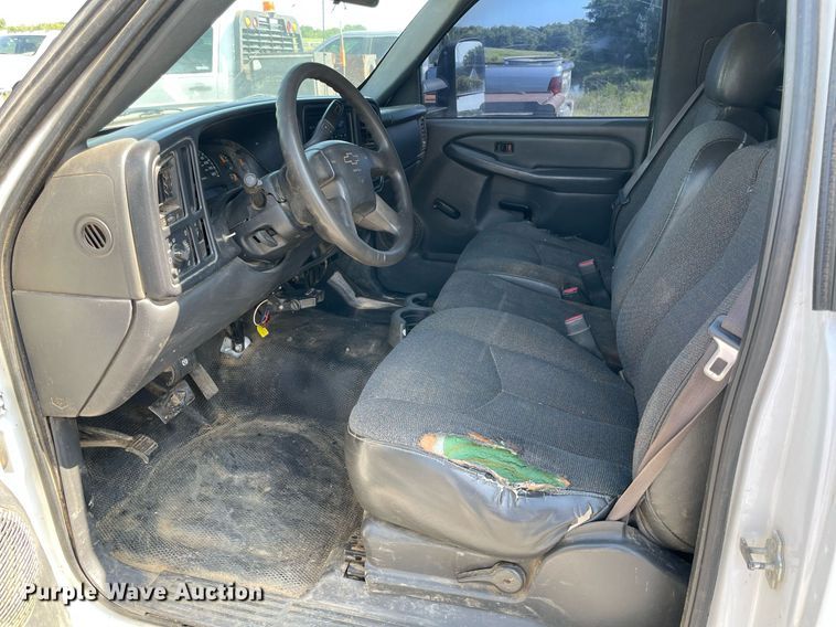 image for item NB9052 2007 Chevrolet Silverado 3500HD  flatbed pickup truck