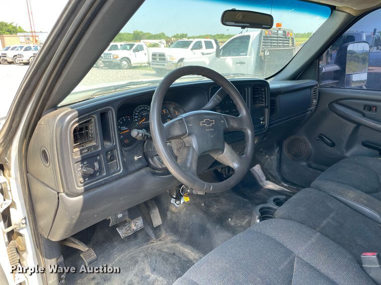 image for item NB9052 2007 Chevrolet Silverado 3500HD  flatbed pickup truck