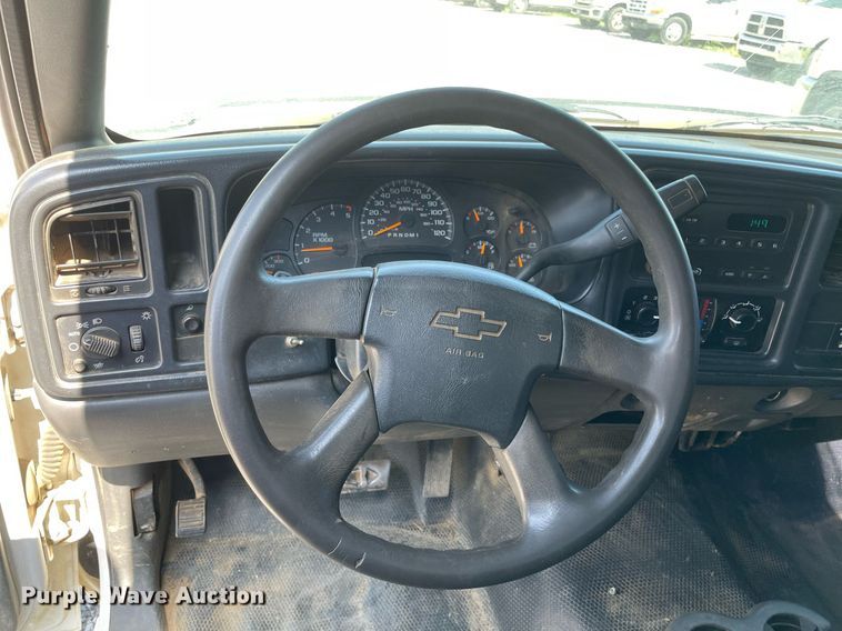 image for item NB9052 2007 Chevrolet Silverado 3500HD  flatbed pickup truck