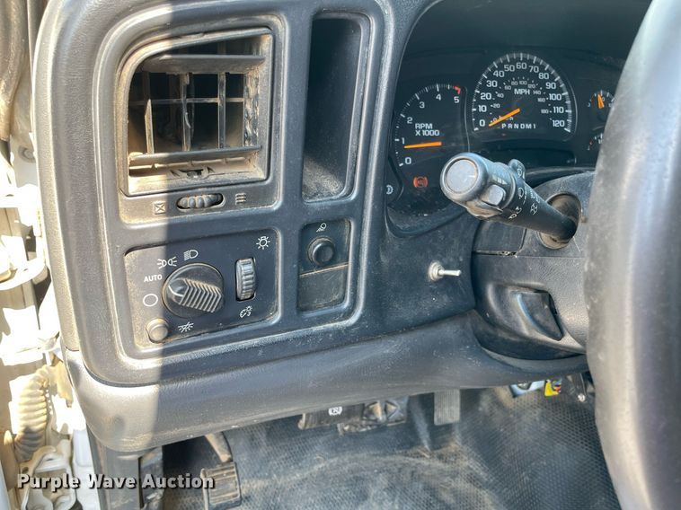 image for item NB9052 2007 Chevrolet Silverado 3500HD  flatbed pickup truck