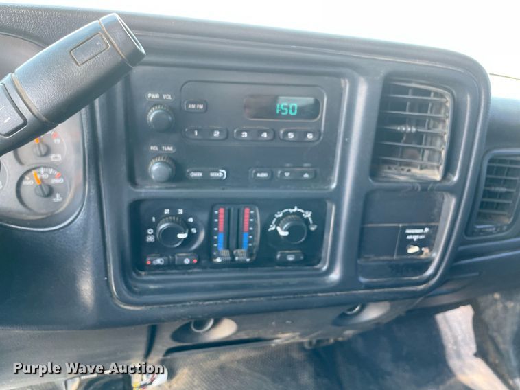 image for item NB9052 2007 Chevrolet Silverado 3500HD  flatbed pickup truck