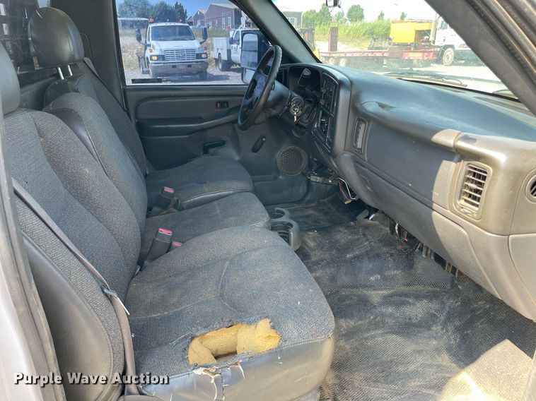 image for item NB9052 2007 Chevrolet Silverado 3500HD  flatbed pickup truck