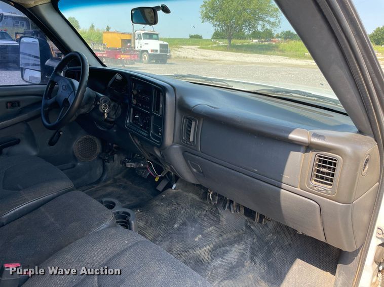 image for item NB9052 2007 Chevrolet Silverado 3500HD  flatbed pickup truck