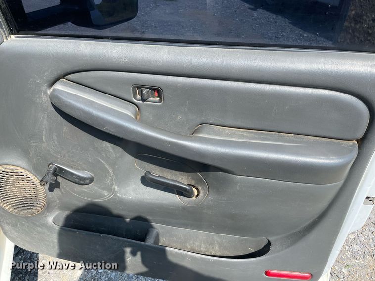 image for item NB9052 2007 Chevrolet Silverado 3500HD  flatbed pickup truck