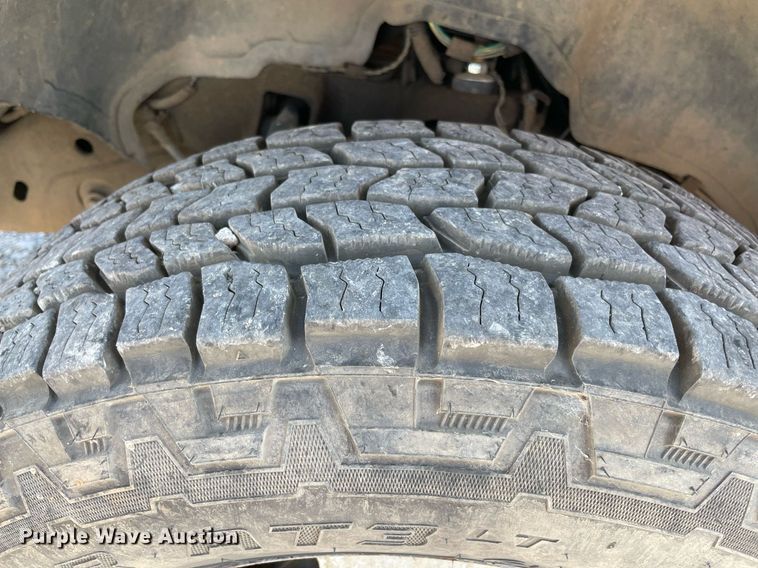 image for item NB9052 2007 Chevrolet Silverado 3500HD  flatbed pickup truck