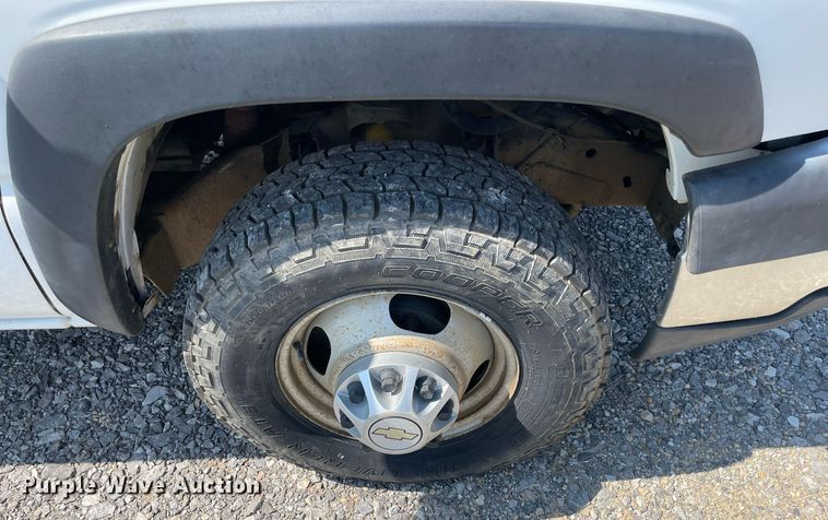 image for item NB9052 2007 Chevrolet Silverado 3500HD  flatbed pickup truck