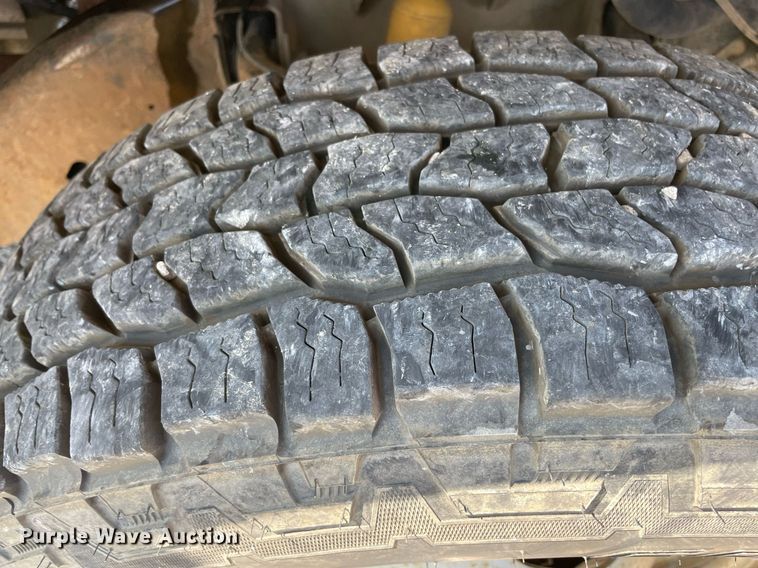 image for item NB9052 2007 Chevrolet Silverado 3500HD  flatbed pickup truck