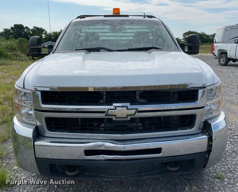 image for item NB9056 2009 Chevrolet Silverado 3500HD  flatbed pickup truck