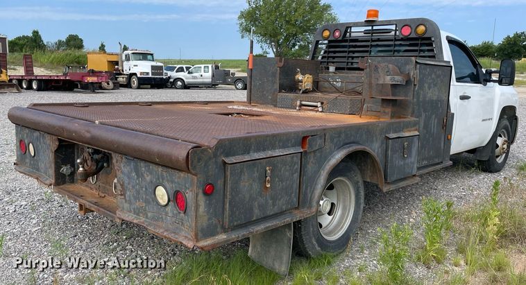 image for item NB9056 2009 Chevrolet Silverado 3500HD  flatbed pickup truck