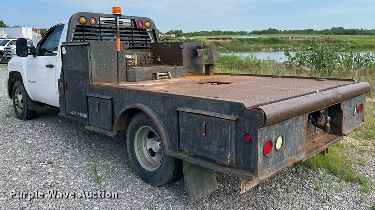 image for item NB9056 2009 Chevrolet Silverado 3500HD  flatbed pickup truck