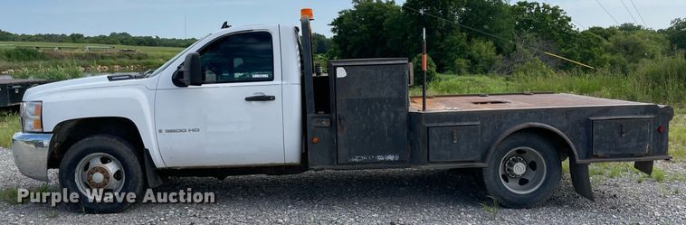 image for item NB9056 2009 Chevrolet Silverado 3500HD  flatbed pickup truck